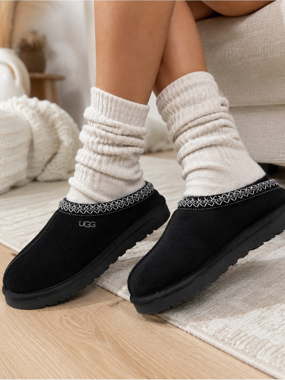 UGG Women's Black Suede Sherpa Clog Slippers Contrast Stitching Mules 9 NEW